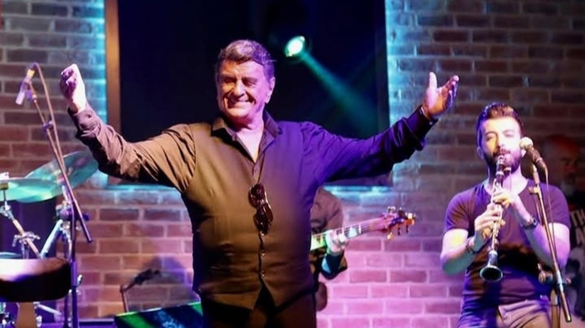 Alpay performs onstage in an undated photo. (DHA Photo)