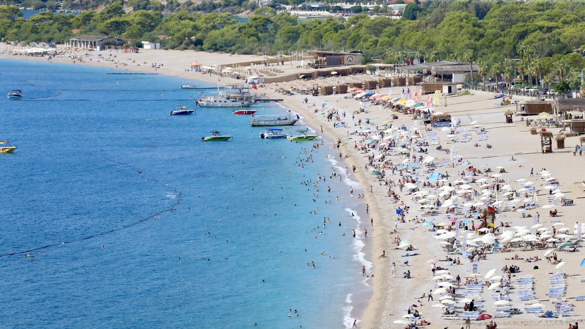 Tourists flock to beaches as hot weather draws crowds to the coast, Fethiye, Türkiye, Sept. 26, 2026. (AA Photo)
