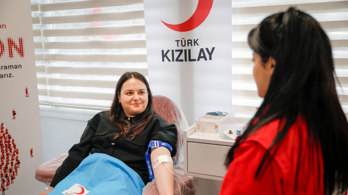 A woman donates blood at a Turkish Red Crescent blood donation center, Türkiye, Dec. 26, 2026. (AA Photo)