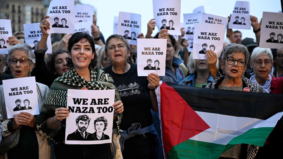 People show signs and a Palestinian flag during a demonstration in support of the "NAZA" documentary film by Israeli directors Yuval Abraham and Rachel Szor during the 74th San Sebastian International Film Festival in the northern Spanish Basque city of San Sebastian, Spain,  Sept. 25, 2026. (AFP Photo)