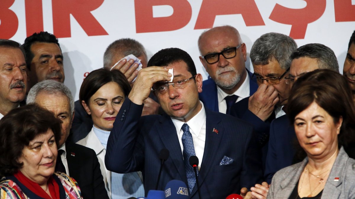 Former Istanbul Mayor Ekrem Imamoğlu (C) takes a break as he talks to journalists, Istanbul, Türkiye, April 9, 2019. (AP Photo)