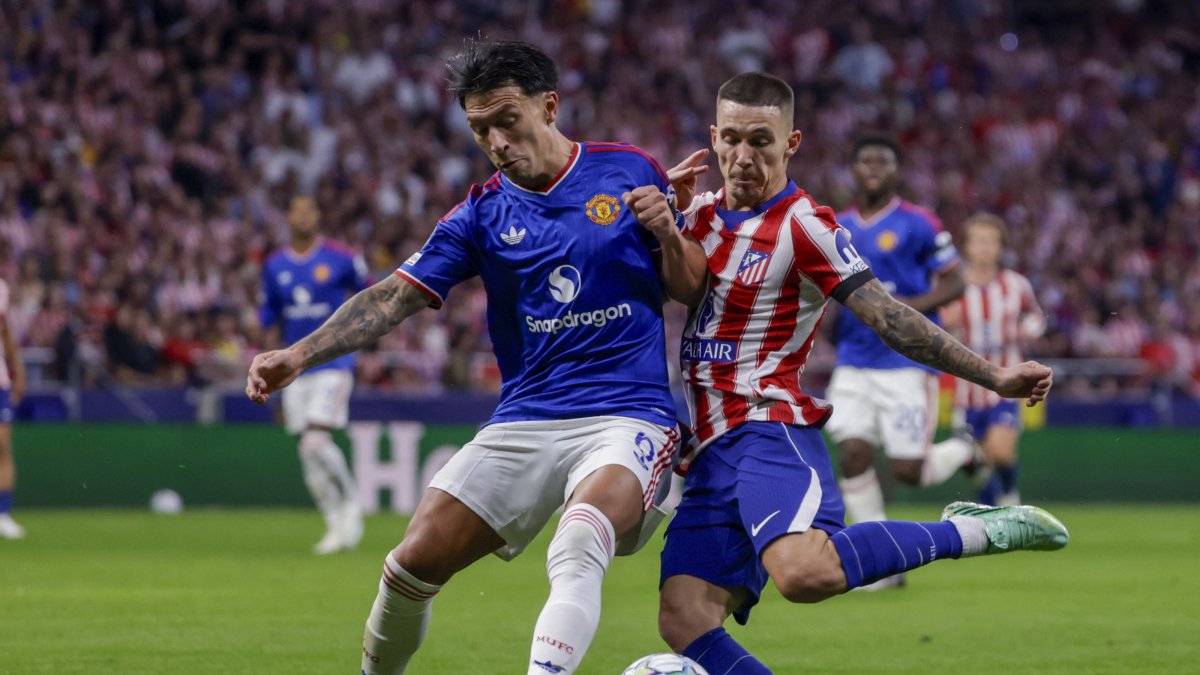 Manchester United's Lisandro Martinez (L) challenges for the ball against Atletico Madrid's Alejandro Grimaldo during the UEFA Champions League match, Madrid, Spain, Oct. 13, 2026. (EPA Photo)