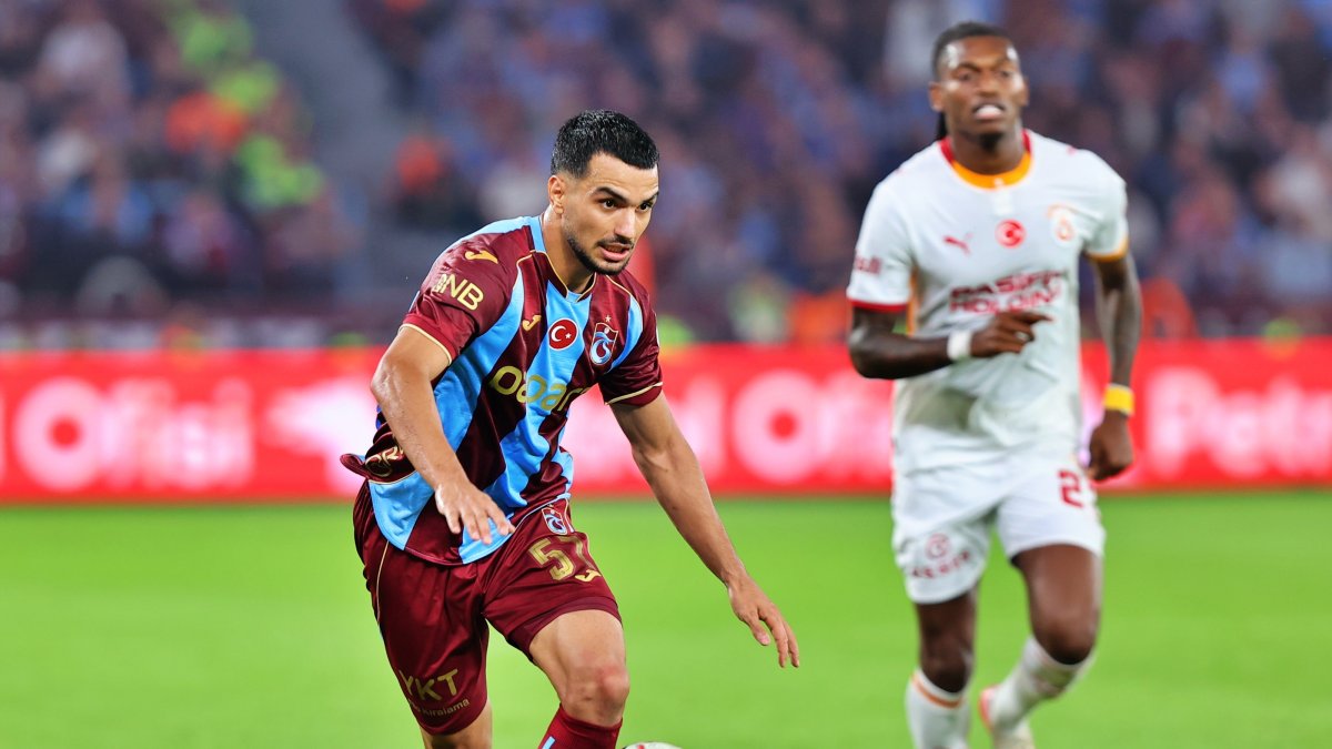 Trabzonspor's Melih Kabasakal (L) in action with Galatasaray's Rafael Leao during the Süper Lig match at Papara Park, Trabzon, Türkiye, Sept. 19, 2026. (AA Photo)