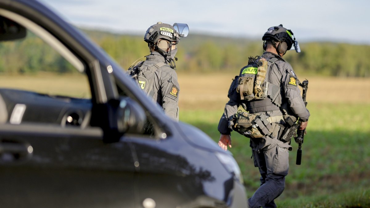  Emergency services are working at the scene of a shooting in Halden, southern Norway, Oct. 4, 2026. (EPA Photo)