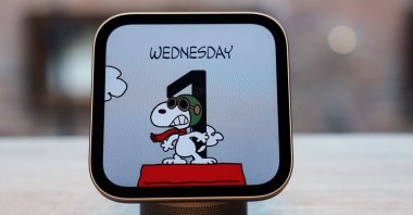 The Apple HomeView, an iPad-like device meant to hang on walls or perch on tabletops that will showcase its AI-upgraded Siri virtual assistant, is on display during a smart home products launch, New York City, U.S., Oct. 13, 2026. (Reuters Photo)
