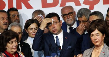Former Istanbul Mayor Ekrem Imamoğlu (C) takes a break as he talks to journalists, Istanbul, Türkiye, April 9, 2019. (AP Photo)