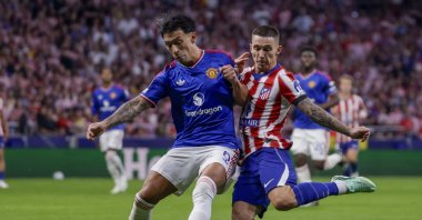 Manchester United's Lisandro Martinez (L) challenges for the ball against Atletico Madrid's Alejandro Grimaldo during the UEFA Champions League match, Madrid, Spain, Oct. 13, 2026. (EPA Photo)