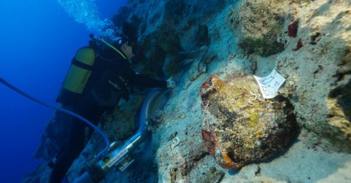An amphora recovered from a 4,400- to 4,700-year-old shipwreck near Kekova Island, off Antalya, Türkiye, Oct. 14, 2026. (AA Photo)