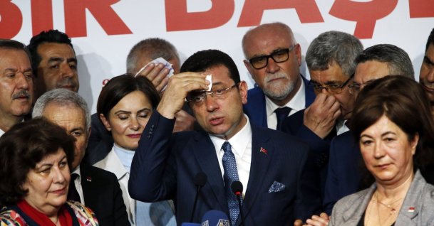Former Istanbul Mayor Ekrem Imamoğlu (C) takes a break as he talks to journalists, Istanbul, Türkiye, April 9, 2019. (AP Photo)