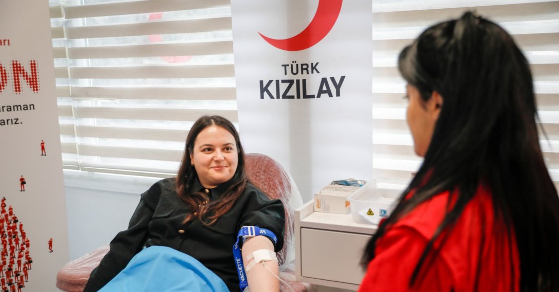 A woman donates blood at a Turkish Red Crescent blood donation center, Türkiye, Dec. 26, 2026. (AA Photo)