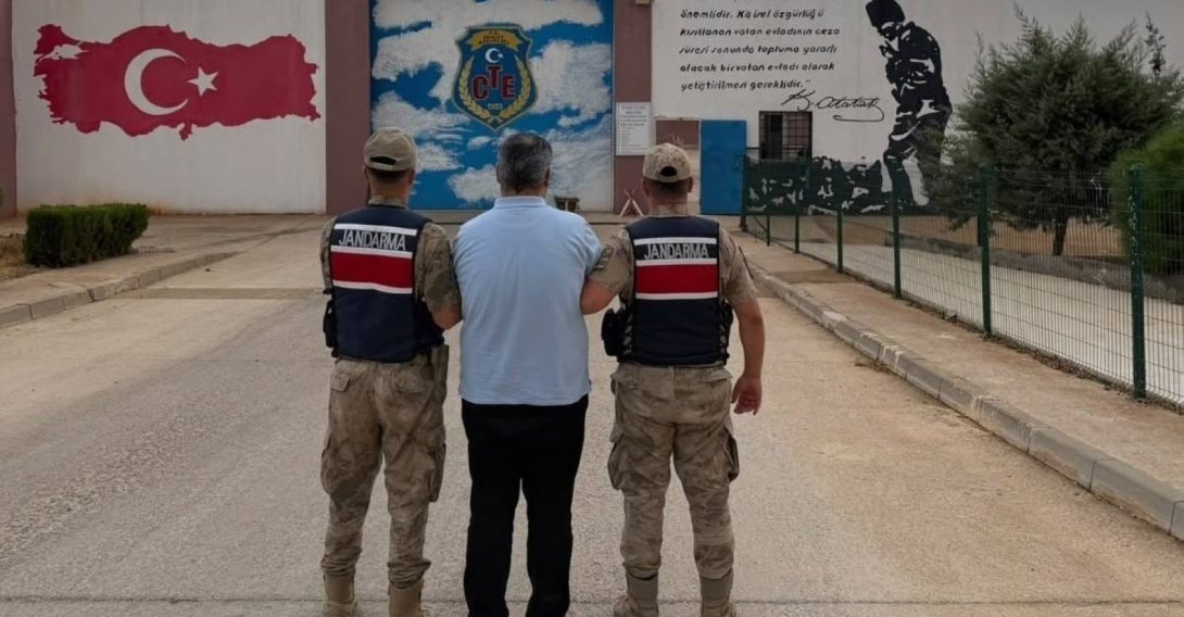 Gendarmerie officers escort a captured FETÖ suspect, Gaziantep, southern Türkiye, Oct. 13, 2026. (İHA Photo)