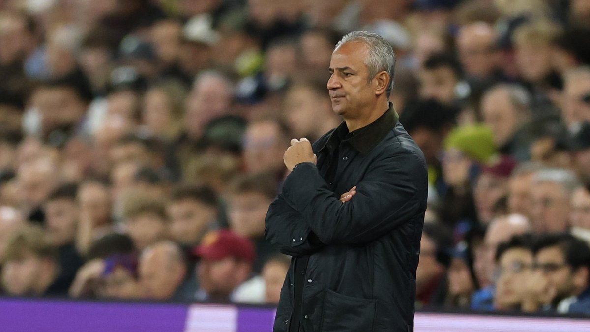 Fenerbahçe coach Ismail Kartal reacts during the UEFA Champions League against Aston Villa at Villa Park, Birmingham, U.K., Oct. 14, 2026. (Reuters Photo)
