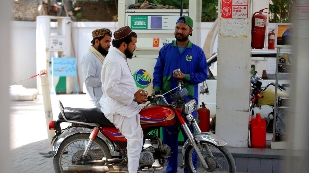 A worker refuels a customer's motorcycle at a petrol station in Peshawar, Pakistan,  Sept. 30, 2026. (EPA file Photo)