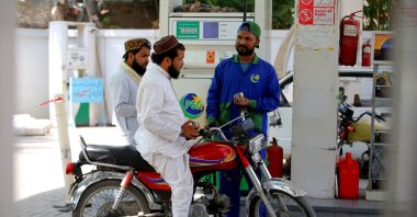A worker refuels a customer's motorcycle at a petrol station in Peshawar, Pakistan,  Sept. 30, 2026. (EPA file Photo)