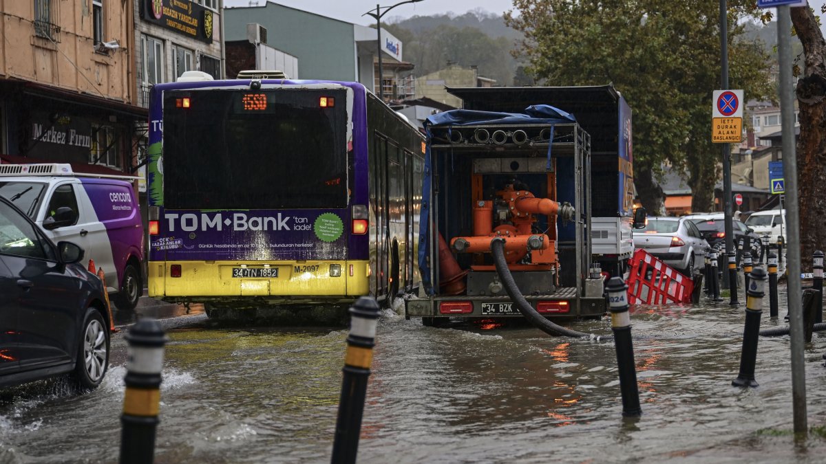 Drivers navigate floodwaters along the Beykoz coast as teams work to clear the road following heavy rainfall, Istanbul, Türkiye, Oct. 15, 2026. (AA Photo)