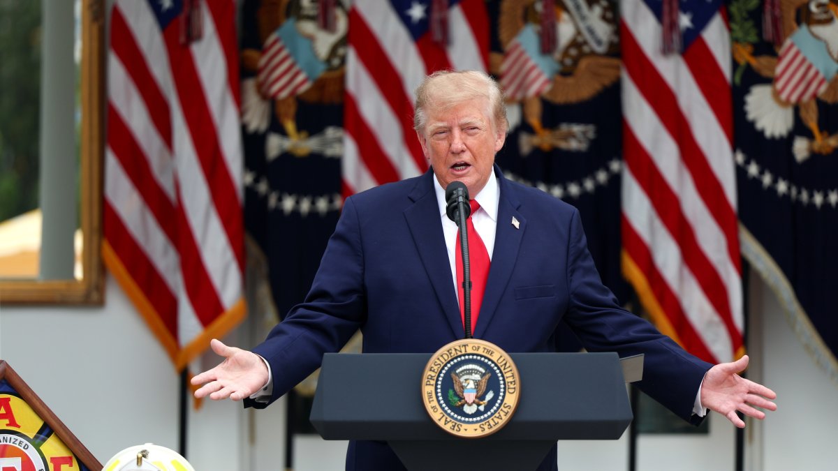 U.S. President Donald Trump speaks as members of professional police and firefighters' organizations eat lunch in the Rose Garden at the White House, Washington, U.S., Oct. 15, 2026. (EPA Photo)