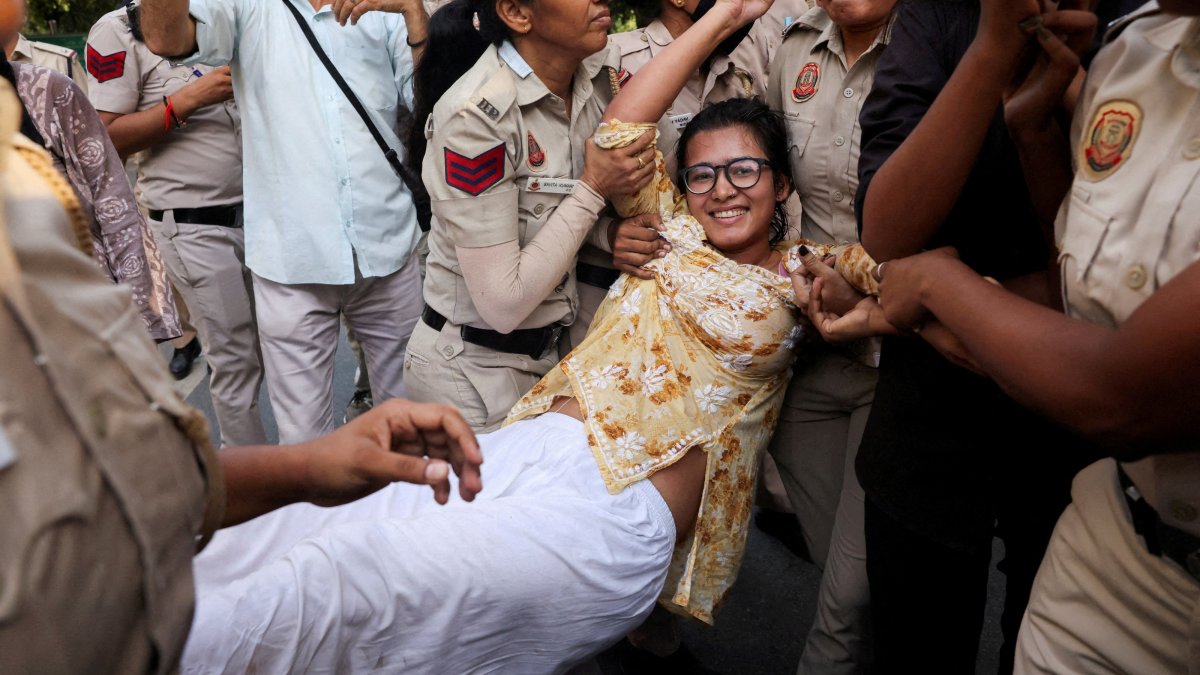 Neha Bora, National President of the All India Students' Association (AISA), reacts as she is detained by police during a protest against alleged assault on female protestors and journalists by Delhi Police and demanding the resignation of Chief Election Commissioner Gyanesh Kumar, New Delhi, India, Oct. 4, 2026. (Reuters Photo)