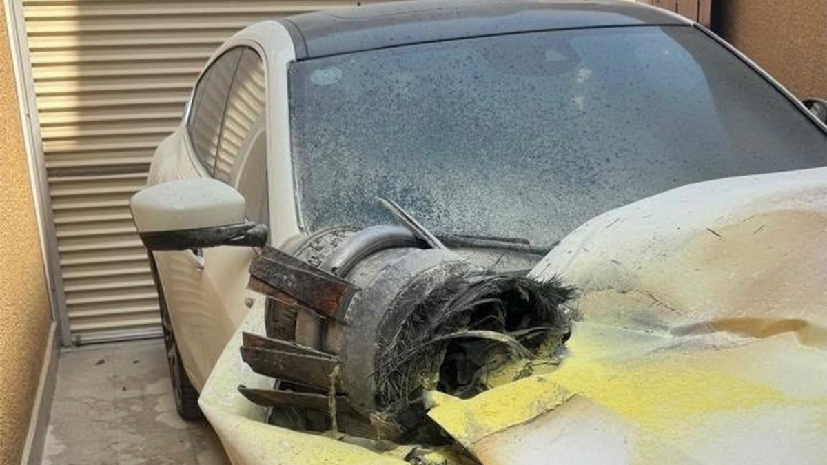 This handout picture provided by the Saudi Press Agency (SPA) shows the remains of a projectile on top of a damaged vehicle found by civil defence responders checking damage at an apartment building, Riyadh, Saudi Arabia, Oct. 14, 2026. (AFP Photo)