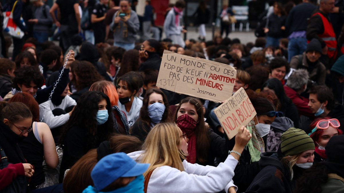 French high school students stage a sit-in to block a street near the Lycee Helene-Boucher high school in Paris as part of an ongoing protest movement demanding better school conditions and government action, France, Oct. 16, 2026. (Reuters Photo)