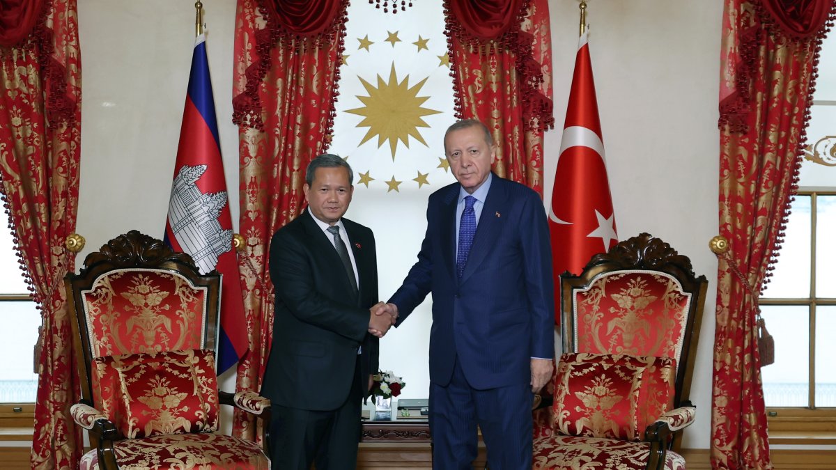 President Recep Tayyip Erdoğan and Cambodian Prime Minister Hun Manet shake hands as they meet in Istanbul, Oct. 16, 2026. (AA Photo)