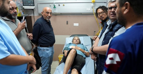 Heidi Levine, a photojournalist with the Washington Post, speaks to journalists at the hospital after sustaining multiple injuries during an attack by Israeli militant settlers on Palestinians harvesting olives, in Ramallah in the Israeli-occupied West Bank, Oct. 16, 2026. (Reuters Photo)