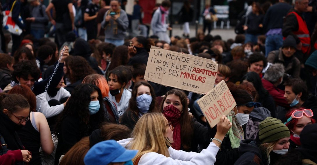 French high school students stage a sit-in to block a street near the Lycee Helene-Boucher high school in Paris as part of an ongoing protest movement demanding better school conditions and government action, France, Oct. 16, 2026. (Reuters Photo)