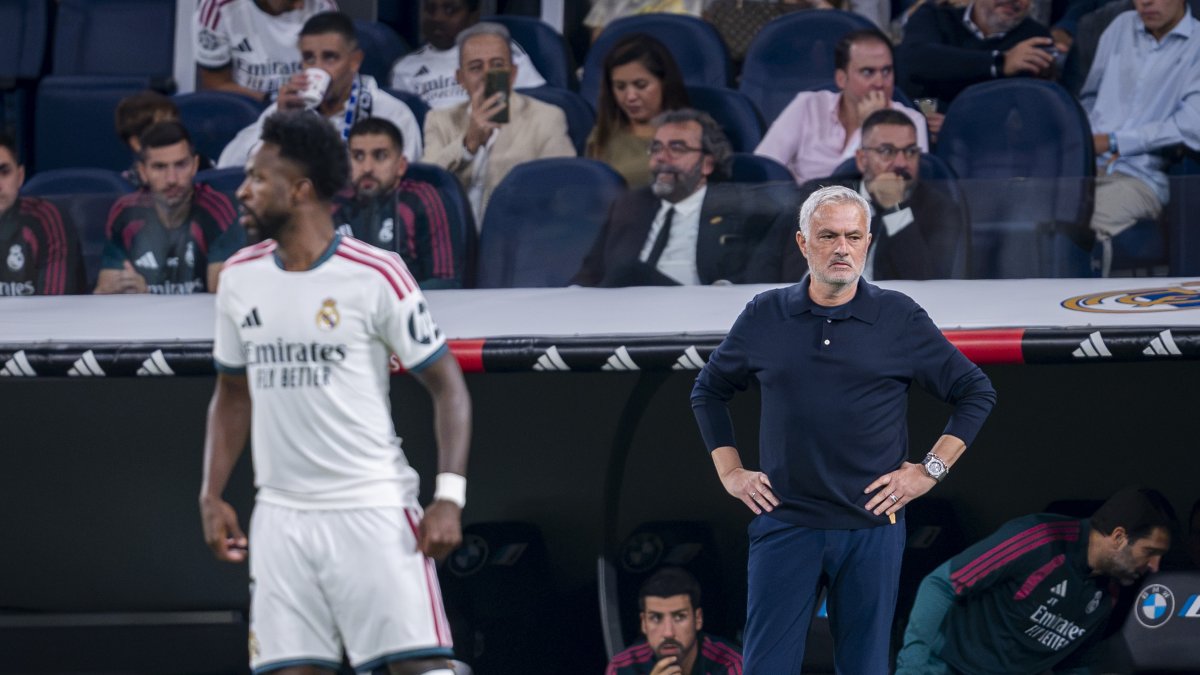 Jose Mourinho (L) is seen near Vinicius Junior during the La Liga match between Real Madrid and Villarreal CF at Estadio Bernabeu, Madrid, Spain, Oct. 10, 2026. (Getty Images Photo)