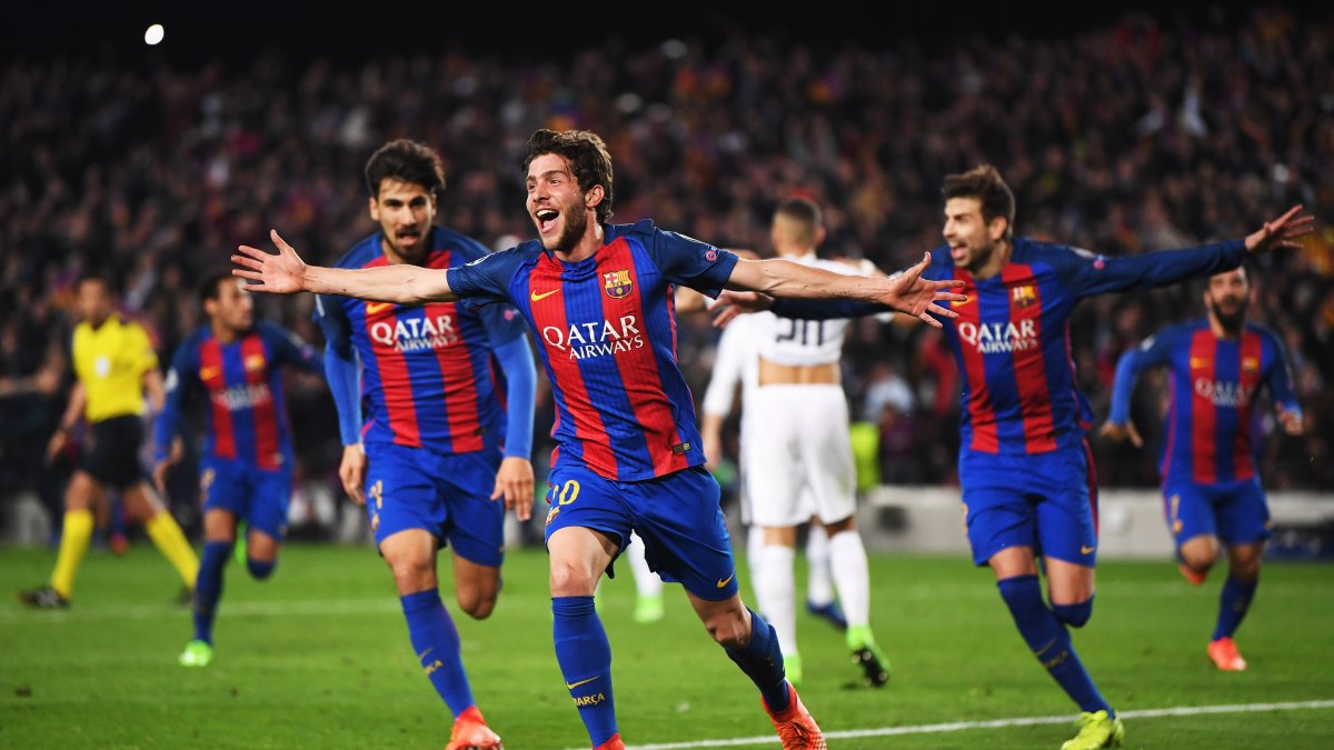 Barcelona's Sergi Roberto (C) celebrates as he scores their sixth goal during the UEFA Champions League Round of 16 second-leg match against Paris Saint-Germain at Camp Nou, Barcelona, Spain, March 8, 2017. (Getty Images Photo)
