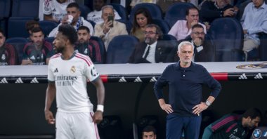 Jose Mourinho (L) is seen near Vinicius Junior during the La Liga match between Real Madrid and Villarreal CF at Estadio Bernabeu, Madrid, Spain, Oct. 10, 2026. (Getty Images Photo)