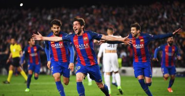 Barcelona's Sergi Roberto (C) celebrates as he scores their sixth goal during the UEFA Champions League Round of 16 second-leg match against Paris Saint-Germain at Camp Nou, Barcelona, Spain, March 8, 2017. (Getty Images Photo)