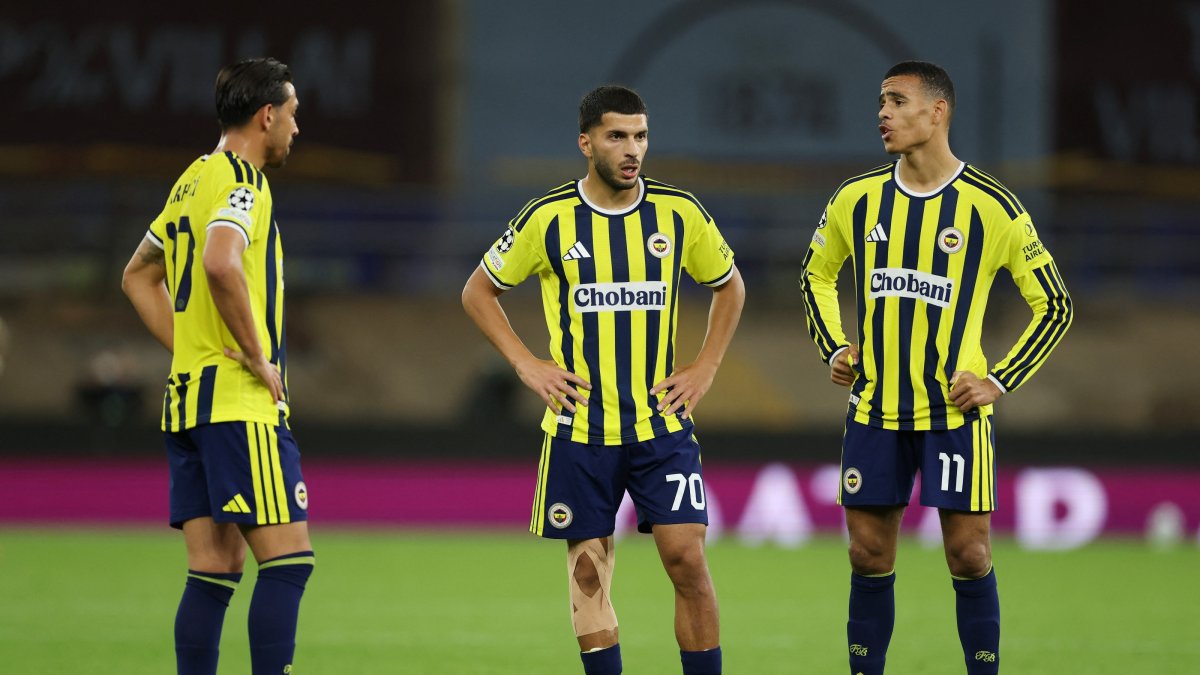 Fenerbahçe's Mason Greenwood (R), Oğuz Aydın (C) and Irfan Can Kahveci speak before taking a free kick during their UEFA Champions League match at Villa Park, Birmingham, U.K., Oct. 14, 2026. (Reuters Photo)