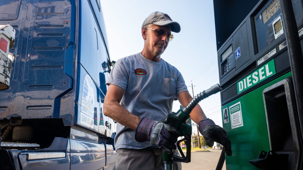 A gas station employee fills a truck up with diesel fuel, Bayonne, New Jersey, U.S., Oct. 16, 2026. (AFP Photo)
