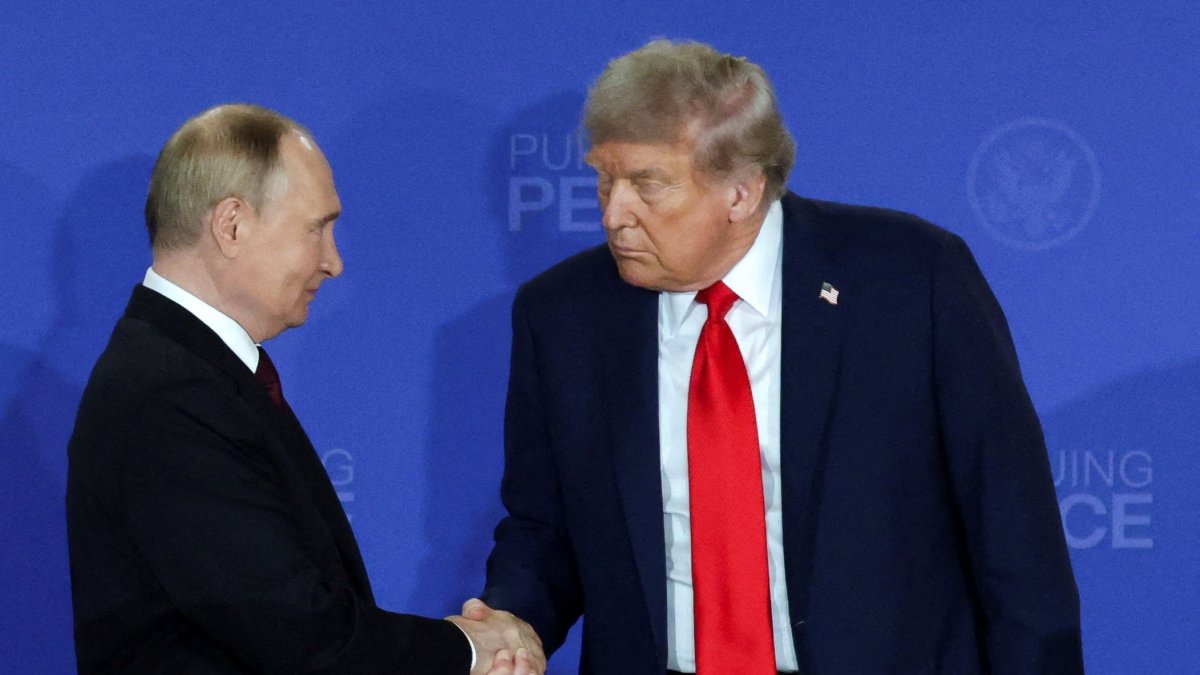 U.S. President Donald Trump and Russian President Vladimir Putin shake hands during a press conference following their meeting to negotiate an end to the war in Ukraine, at Joint Base Elmendorf-Richardson in Anchorage, Alaska, U.S., Aug. 15, 2025. (Reuters Photo)