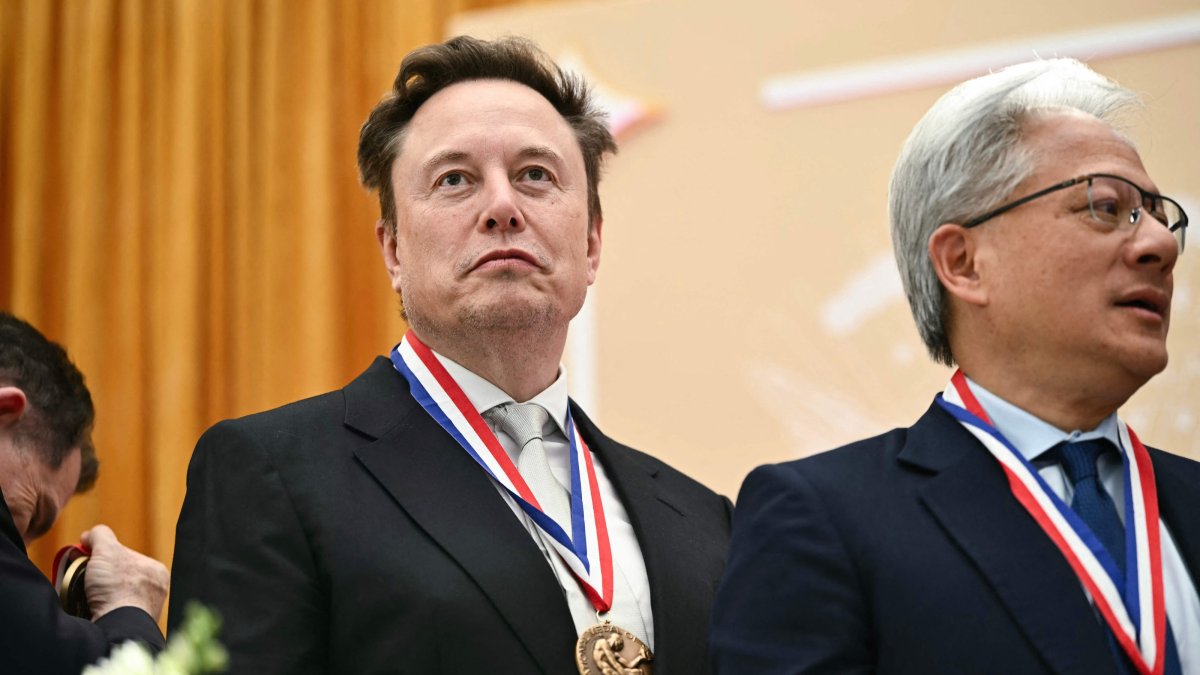 SpaceX CEO Elon Musk (L) and Nvidia CEO Jensen Huang react after being awarded the National Medal of Science, Washington, U.S., Oct. 8, 2026. (AFP Photo)