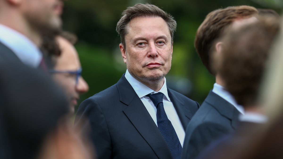 Tesla, SpaceX and X CEO Elon Musk attends a press briefing held by U.S. President Donald Trump with AI executives following a meeting on artificial intelligence, outside the West Wing of the White House, Washington, U.S., Sept. 29, 2026. (Getty Images Photo)