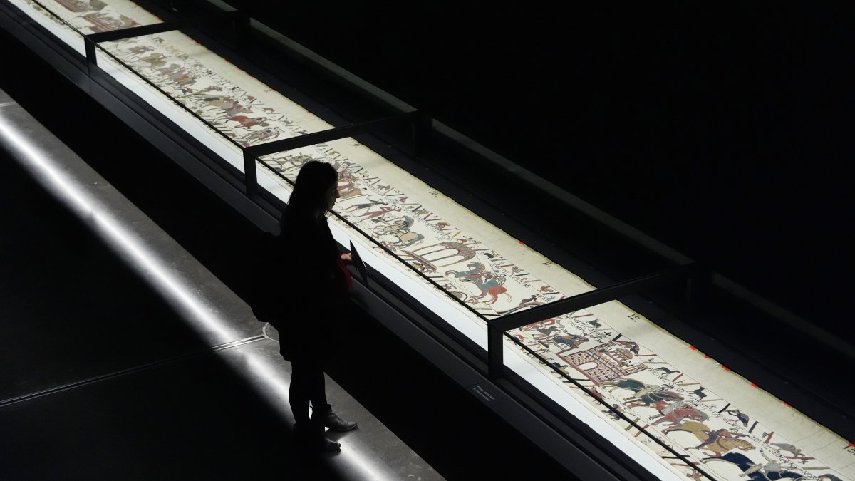 A person views the Bayeux Tapestry at the British Museum, London, U.K., Sept. 6, 2026. (Getty Images Photo)