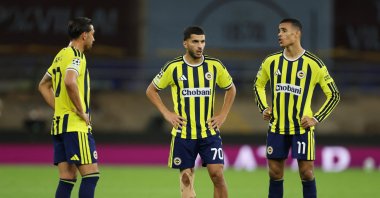 Fenerbahçe's Mason Greenwood (R), Oğuz Aydın (C) and Irfan Can Kahveci speak before taking a free kick during their UEFA Champions League match at Villa Park, Birmingham, U.K., Oct. 14, 2026. (Reuters Photo)