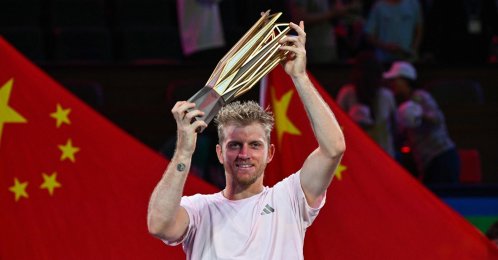 Spain's Alejandro Davidovich Fokina poses with the Shanghai Masters trophy after his final victory over compatriot Rafael Jodar, in Shanghai, China, Oct. 18, 2026. (AFP Photo)