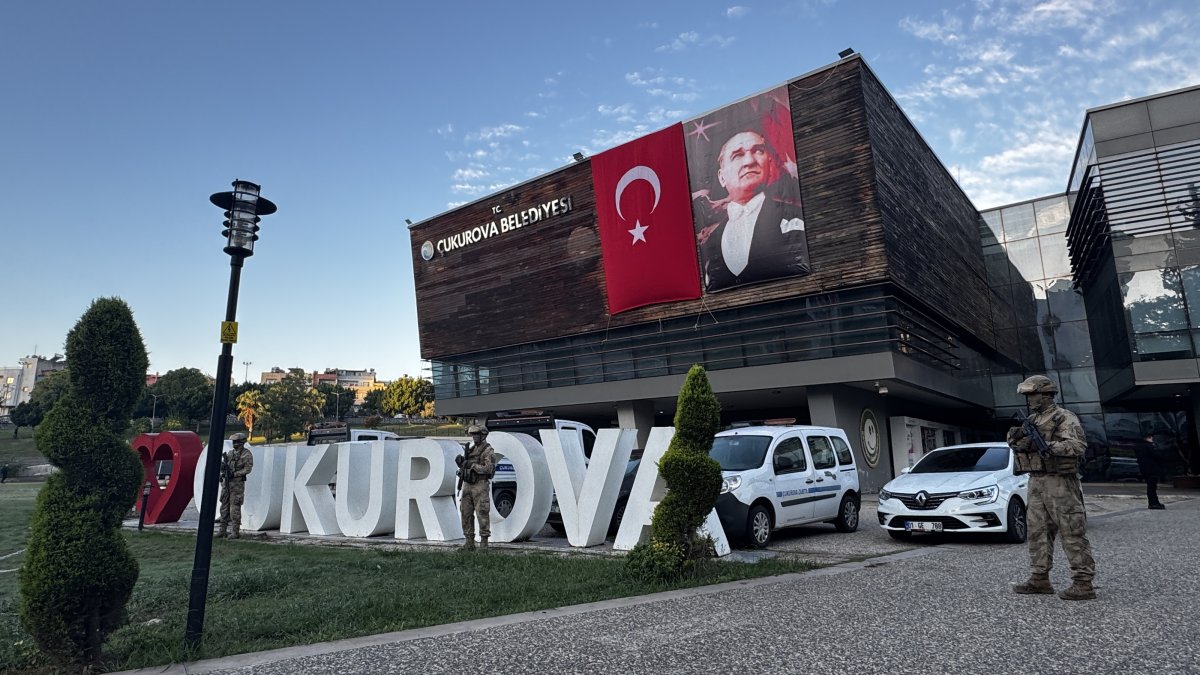 Officers stand guard outside the Çukurova municipality building, Adana, southern Türkiye, Oct. 19, 2026. (AA Photo)