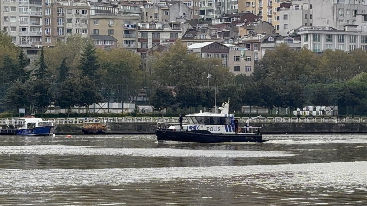 Police and rescue teams search by boat for people reported missing after severe rainfall, Istanbul, Türkiye, Oct. 18, 2026. (AA Photo)