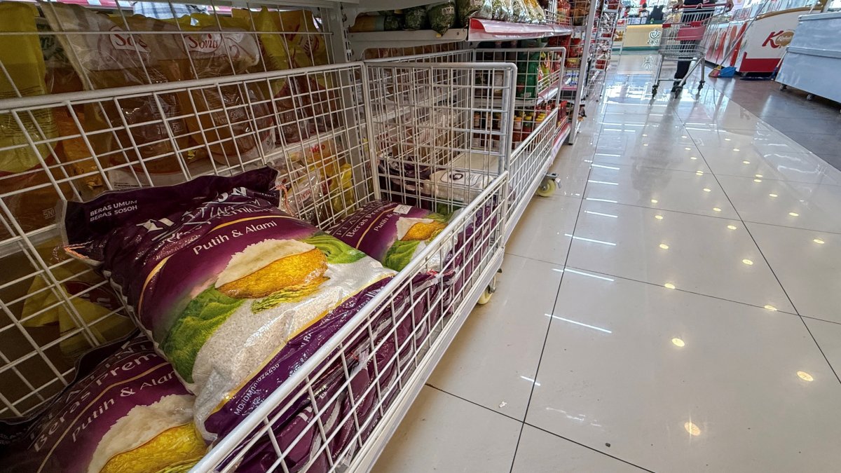 Five-kilogram sacks of premium rice are displayed for sale at a supermarket in Jakarta, Indonesia, Oct. 1, 2026. (Reuters Photo)