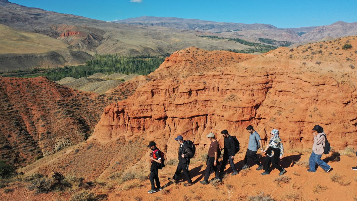  A group of hikers exploring the Bayam Red Badlands, Kars, Türkiye, Oct. 18, 2026. (AA Photo)