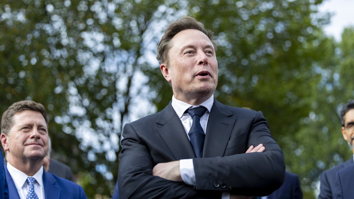 Elon Musk, CEO of SpaceX, SpaceXSI and Tesla, responds to a question from the news media outside the West Wing of the White House in Washington, D.C., U.S., Sept. 29, 2026. (EPA Photo)