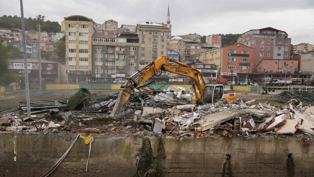 An excavator removes debris from demolished structures along a streambed, Ayazağa, Istanbul, Türkiye, Oct. 18, 2026. (AA Photo)