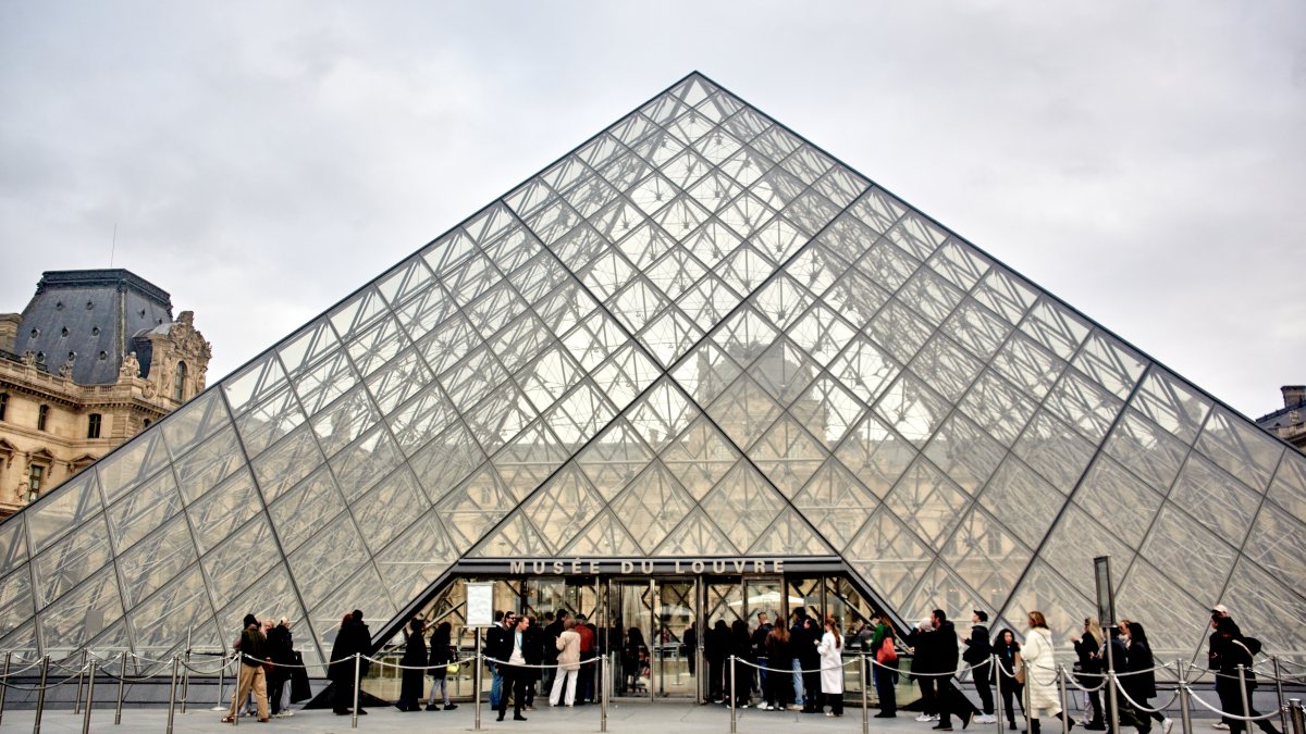The entrance of the Louvre Pyramid, two weeks after a robbery at the Louvre, Paris, France, Nov. 3, 2025. (Getty Images Photo)