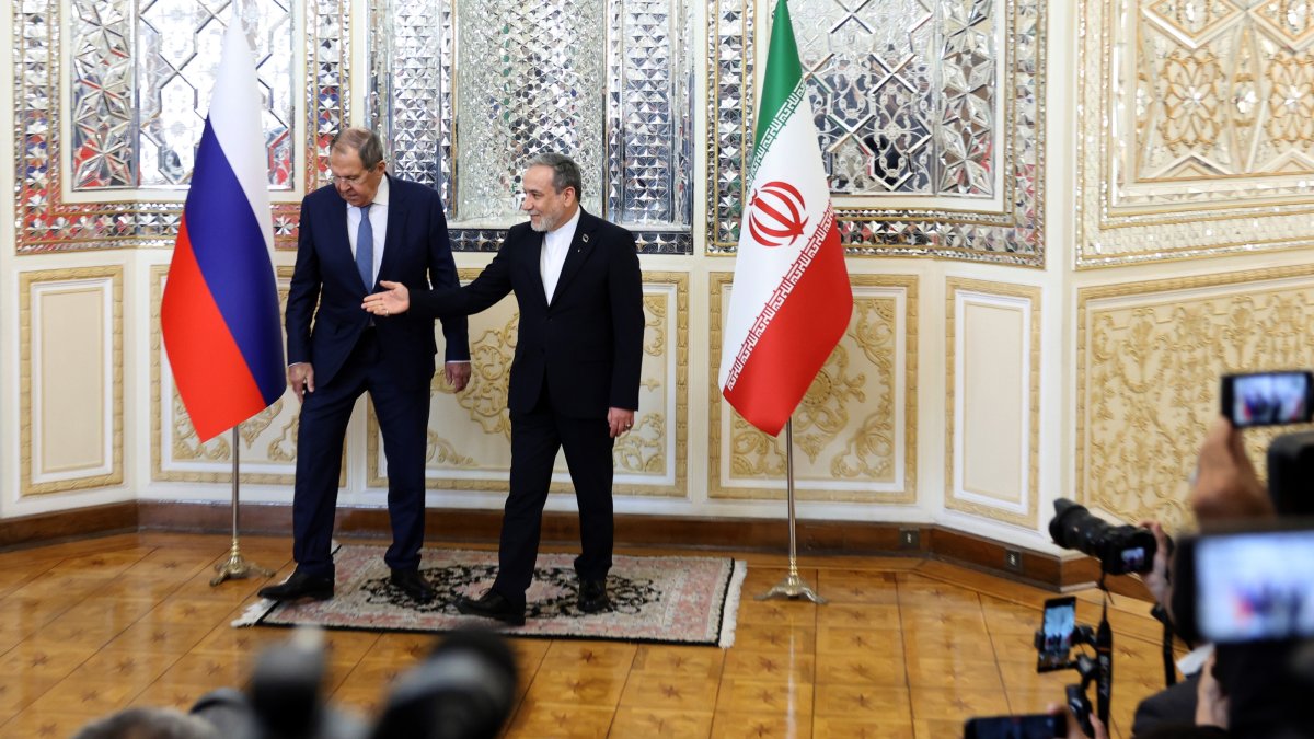 Iranian Foreign Minister Abbas Araghchi (R) welcomes Russian Foreign Minister Sergey Lavrov (L) in Tehran, Iran, Oct. 19, 2026. (EPA Photo)