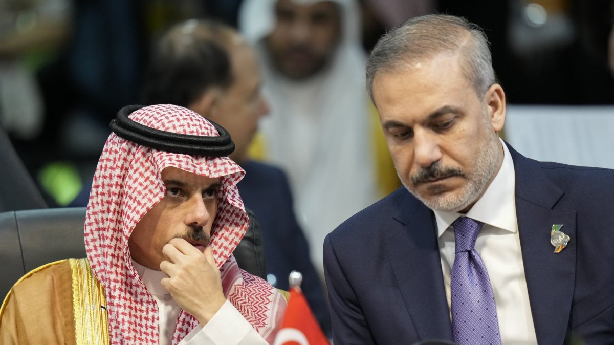 Foreign Minister Hakan Fidan and Saudi Arabian Foreign Minister Prince Faisal bin Farhan Al Saud attend the G-20 foreign ministers meeting, Rio de Janeiro, Brazil, Feb. 21, 2024. (AP Photo)