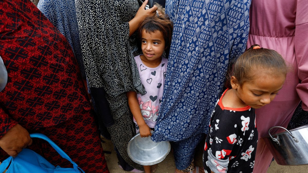 Palestinians wait to receive food from a soup kitchen funded by the WFP, in Deir al-Balah, in the central Gaza Strip, Palestine, Oct. 18, 2026. (Reuters Photo)