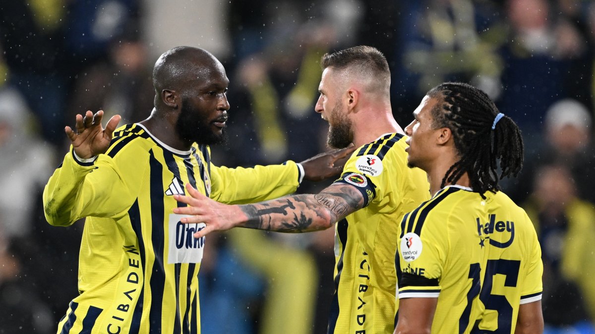 Fenerbahçe players celebrate after a goal in a Süper Lig match against Alanyaspor, Istanbul, Türkiye, Oct. 17, 2026. (AA Photo)