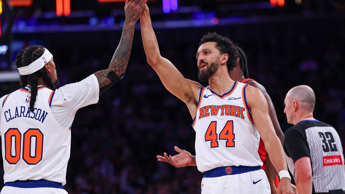 New York Knicks Landry Shamet (R) high fives point guard Jordan Clarkson during a NBA preseason match in New York, U.S. Oct 15, 2026. (Reuters Photo)